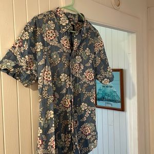 Size Medium Tailored Fit Reyn Spooner Aloha Shirt